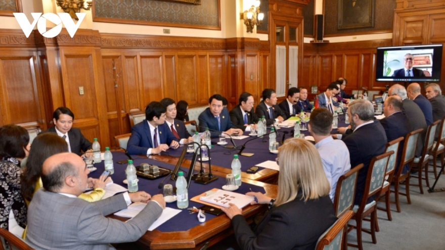 Vietnamese NA delegation meets Uruguayan legislators